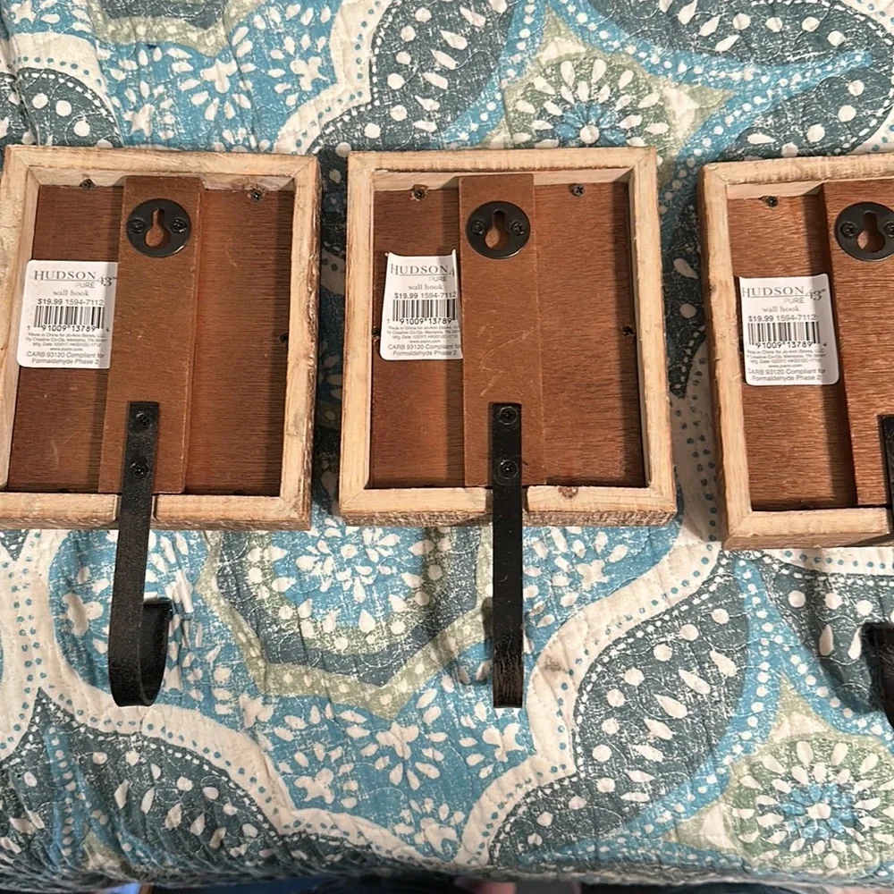 Set of 3 decorative hangers, wooden, metal hanger with white flourish design